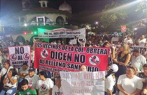 BLOQUEAN EL GRITO Con sartenes y cucharas en mano! -Decenas de habitantes se manifestaron frente al palacio municipal