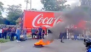 ¡PROTESTAS Y BLOQUEOS EN OAXACA TRAS LA DETENCIÓN DE 20 NORMALISTAS!