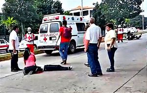¡MOTOCICLISTA EMBISTE A ESTUDIANTE Y LOS DOS TERMINAN LESIONADOS! -Frente a Bachillerato de Martínez de la Torre