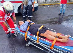 ¡JÓVENES MOTOCICLISTAS CHOCAN CON CAMIONETA EN LA 21 DE ABRIL! -Salieron volando las chicas motorizadas