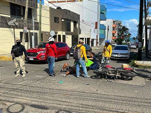 ¡SE LE ATRAVIESA AUTO Y MOTOCICLISTA TERMINA EN EMERGENCIAS! -Sale volando el motociclista en Boca del Río