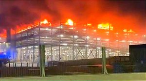 ¡SE PRENDE EL ESTACIONAMIENTO DEL AEROPUERTO EN LUTON! -HAN CANCELADO TODOS LOS VUELOS