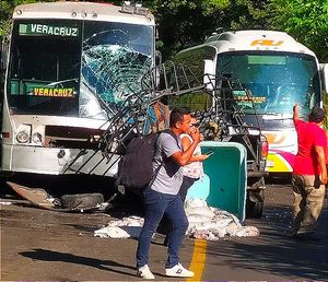 ¡UN MUERTO Y UN HERIDO EN CHOQUE EN SANTIAGO TUXTLA! -Se impactan una camioneta con mariscos y un autobús