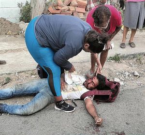 ¡SE VA DE BRUCES! -Se le atravesó un cráter en la colonia Acosta Lagunes