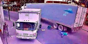 ¡CICLISTA SE SALVÓ DE MILAGRO! -Iba como "Araña Fumigada" y Chocó contra Tráiler