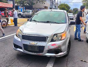 ¡CARAMBOLITA EN LA FLORES MAGÓN! -Chocan 2 Autos y de Rebote Impactan otro Vehículo