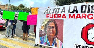 PURA REBAMBARAMBA... ¡SE FUE CON PROTESTAS! -Despiden a Margarita Corro de la Presidencia de la Mesa Directiva
