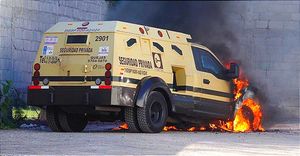 ¡QUEDA CARBONIZADA CAMIONETA DE VALORES! -Se Incendió en el Estacionamiento del Banjercito