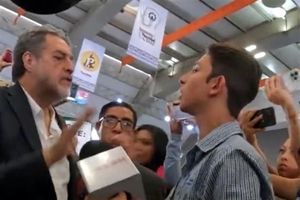 "Señor, no haga política con los jóvenes, por favor"! Interpelan a Luciano en Puebla