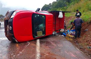 ¡MUEREN DOS MUJERES EN UNA VOLCADURA EN NOGALES! -La Camioneta Chocó Contra un Cerro