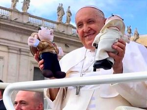 ¡SACAN EL SIMI “VOLADOR”! -Le llevaron uno vestido de "Su Santidad" al Papa Francisco