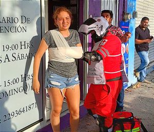 ¡CONDUCTORA FIESTERA PROVOCA ENCONTRONAZO! -Choca su Camioneta contra un Automóvil Dejando una Herida