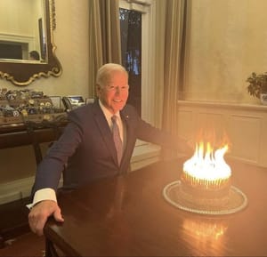 ¡PASTEL EN LLAMAS! Llueven Bromas a Biden por su Torta de Cumpleaños