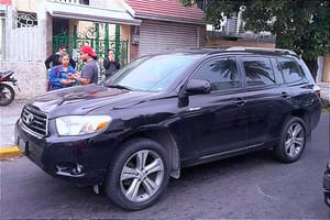 AL INTENTAR CRUZAR SIMÓN BOLÍVAR... ¡JOVEN MUJER ATROPELLADA POR CAMIONETÓN!