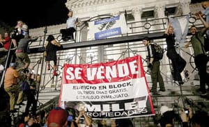¡MILES DE ARGENTINOS PROTESTAN CON CACEROLAS CONTRA REFORMAS DE MILEI!