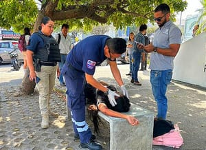 ¡DOS ESTUDIANTES DEL ILUSTRE ARROLLADAS POR UN MOTOCICLISTA! -UNA DE ELLAS RESULTO FRACTURADA