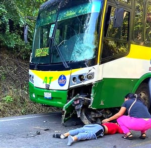 TRAGEDIA EN PASO DEL MACHO ¡CHOCA DE FRENTE CONTRA UN AUTOBÚS! -*La moto quedó incrustada en la parte delantera izquierda de camión