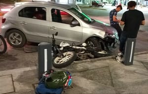 ¡TERMINA ABAJO DEL COCHE! -SE LE CRUZO Y EL CONDUCTOR NO FRENO A TIEMPO EN EL BULEVAR