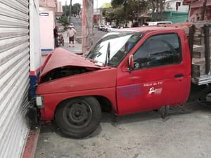 ¡POR FALLA MECÁNICA SE ESTRELLA CONTRA NEGOCIO!