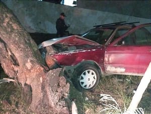 ¡ACABAN LA PARRANDA CHOCANDO CON UN ÁRBOL!