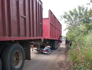 ¡ARROLLA CAMIONERO CAÑERO UNA MOTOCICLETA EN LA QUE VIAJABAN TRES PERSONAS! *MUERE UNA ESTUDIANTE DE SECUNDARIA