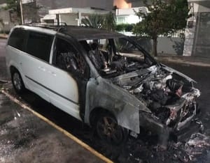 ¡SE CHAMUSCA CAMIONETA EN EL VIRGINIA!