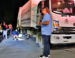 ¡MOTOCICLISTA ARRASTRADO POR CAMIÓN DE LA BASURA!