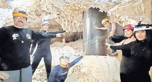 ¡ECOLOGISTAS EXHIBEN CUEVAS PERFORADAS POR LOS PILARES DE HIERRO Y CEMENTO!