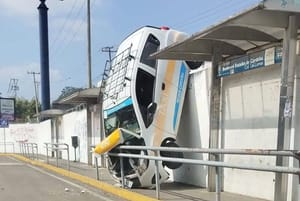 ¡TAXI VOLADOR! -*Voló más de seis metros de altura ...se salvó de milagro el conductor