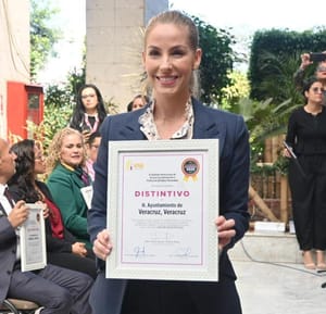 ¡ “AYUNTAMIENTO TRANSPARENTE”! -*Recibe reconocimiento Pati Yu en el Congreso local