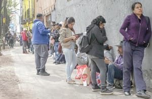 ¡LARGAS FILAS EN MÓDULOS DEL INE PARA TRAMITAR LA CREDENCIAL PARA VOTAR!