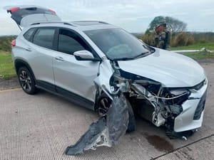 ¡DERRIBA LUMINARIA CON SU CAMIONETÓN!