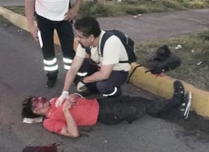 ¡TAXISTA EMBESTIÓ A JOVENCITO QUE IBA PARA LA CHAMBA! -EL CAFRE HUYO DEJÁNDOLO HERIDO EN LA CARRETERA