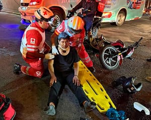 ¡ESTUDIANTE DEL TECNOLÓGICO SE IMPACTA CONTRA CAMIONETA! -SEÑALA QUE AL CRUZAR LA AVENIDA, NO SE PERCATÓ DEL MOTORIZADO.