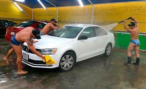 ¡JÓVENES ENCIENDEN LAS REDES! -*Salen en mini-shorts a lavar autos