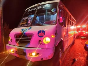 ¡CAMIÓN DE PASAJE CHOCA CON TAXI CUANDO JUGABA CARRERITAS! -*Seis Pasajeros Salieron Lesionados y el Taxista También