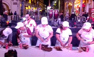 ¡MOI Y PAOLA LOS MÁS COMELONES! -Tamales de masa, elote, pollo con verduras, piña con coco...