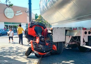 ¡CUATRIMOTO APLASTADA POR PIPA! -*La unidad de 4 ruedas quedó prensada al intentar rebasar al tracto camión tipo cisterna