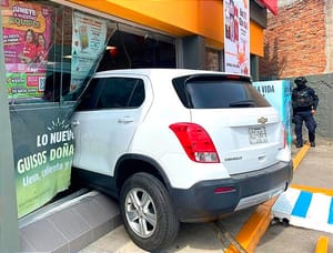¡METE CAMIONETÓN AL OXXO! - |QUERÍA SU CAFECITO EN LA PUERTA