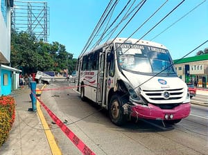 ¡CARAMBOLAZO! -De Pilón Tiran el Poste de Luz, *Por el fuerte impacto el poste fue derribado jalando el cableado y caer encima de otra camioneta