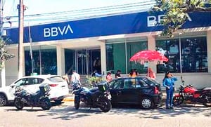 ¡BANCAZO DE 500 MIL EN XALAPA! -*LA ASALTAN ESPERANDO PASAR A VENTANILLA