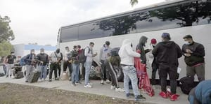 ¡DEJA LA PATRULLA FRONTERIZA A LOS MIGRANTES EN PARADA DE AUTOBÚS!