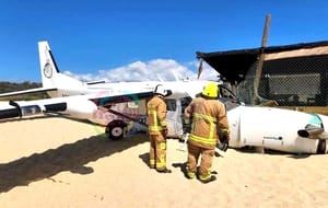 ¡ATERRIZA DE PANZAZO! | UN MUERTO Y CINCO HERIDOS *En playa de Puerto Escondido, Oaxaca *Era una avioneta de paracaidismo