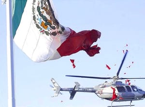 ¡HELICÓPTERO DESTRUYE BANDERA DE MÉXICO! *Mientras realizaba exhibición en el Campo Militar 1-A