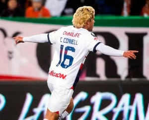 ¡SE ESTRENA COWELL CON DOBLETE EN TRIUNFO DE CHIVAS!