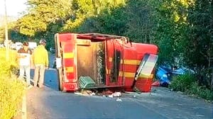 ¡UN MUERTO Y TRES HERIDOS EN TRÁGICA VOLCADURA! -*Camioneta chocó contra un automóvil, la persona que murió viajaba en la batea