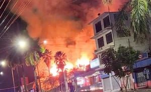 ¡VÁNDALOS INCENDIAN BAR ABANDONADO EN MINATITLÁN! -*FUE ESCENARIO DE HECHOS VIOLENTOS