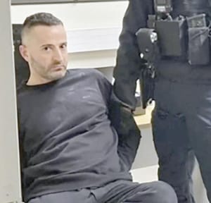 ¡CAE JEFE DE LA MAFIA MIENTRAS CENABA EN UN RESTAURANTE DE LUJO!