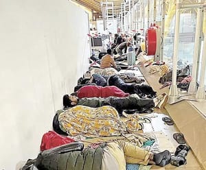 ¡CRISIS DE MIGRANTES; HACINADOS EN EL AEROPUERTO DE MADRID ESPERAN ASILO!