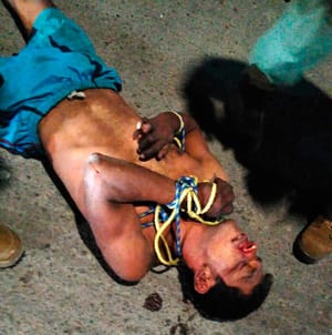 ¡VECINOS AGARRAN A COCOTAZOS A UN JAULERO! - |LO ENTREGAN BIEN AMARRADO A LA POLICÍA